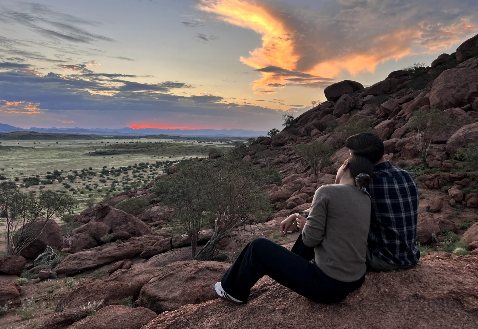 Zwei Menschen erleben gemeinsam einen Sonnenuntergang in der Natur